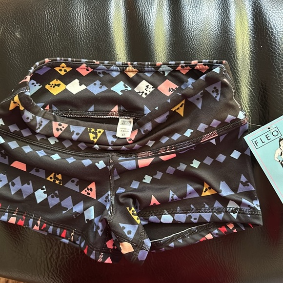 FLEO Shorts - Picture 3 of 4